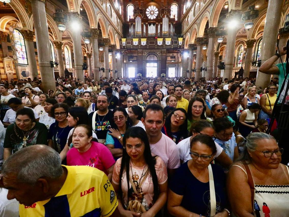 Devotos lotam Basílica horas antes da Imagem Original do Glória.